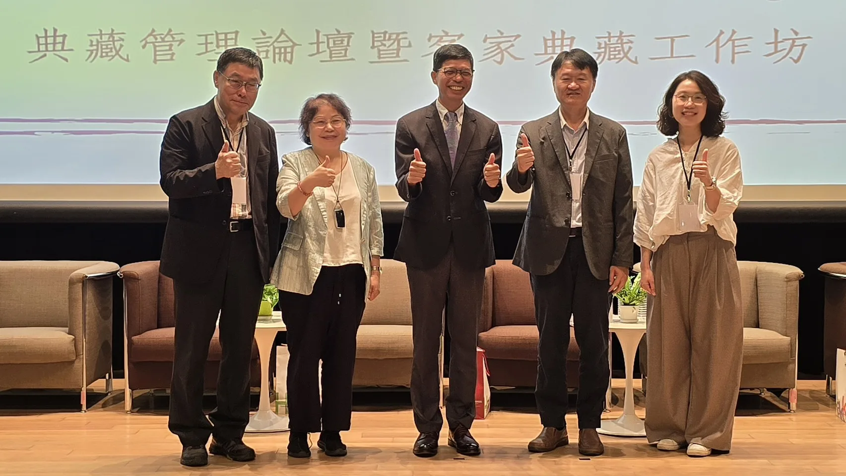 客發中心何金樑主任（左三）致贈禮物予臺史博張隆志館長（左一）、科工館李秀鳳館長（左）。客委會客發中心提供