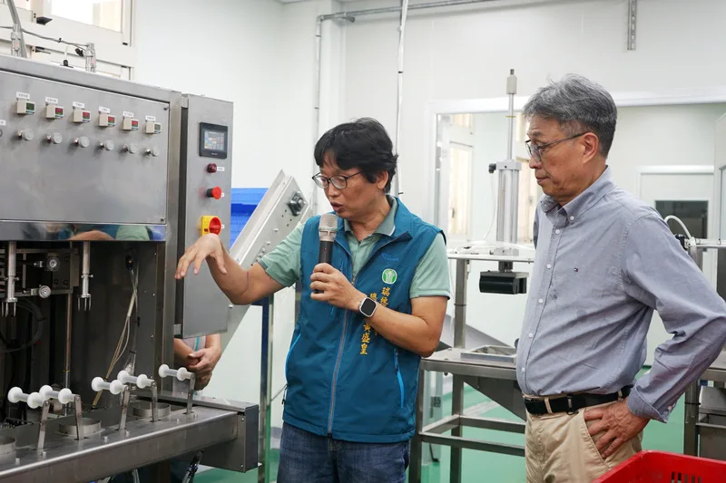 農業部長陳駿季（右）參觀花蓮文旦柚加工廠。中央社