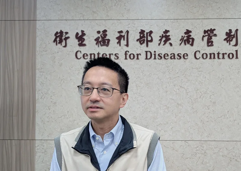 疾管署發言人羅一鈞（圖）20日呼籲，染病媽媽的母奶證實可能含腸病毒，有腸病毒感染之虞應停餵母乳。中央社