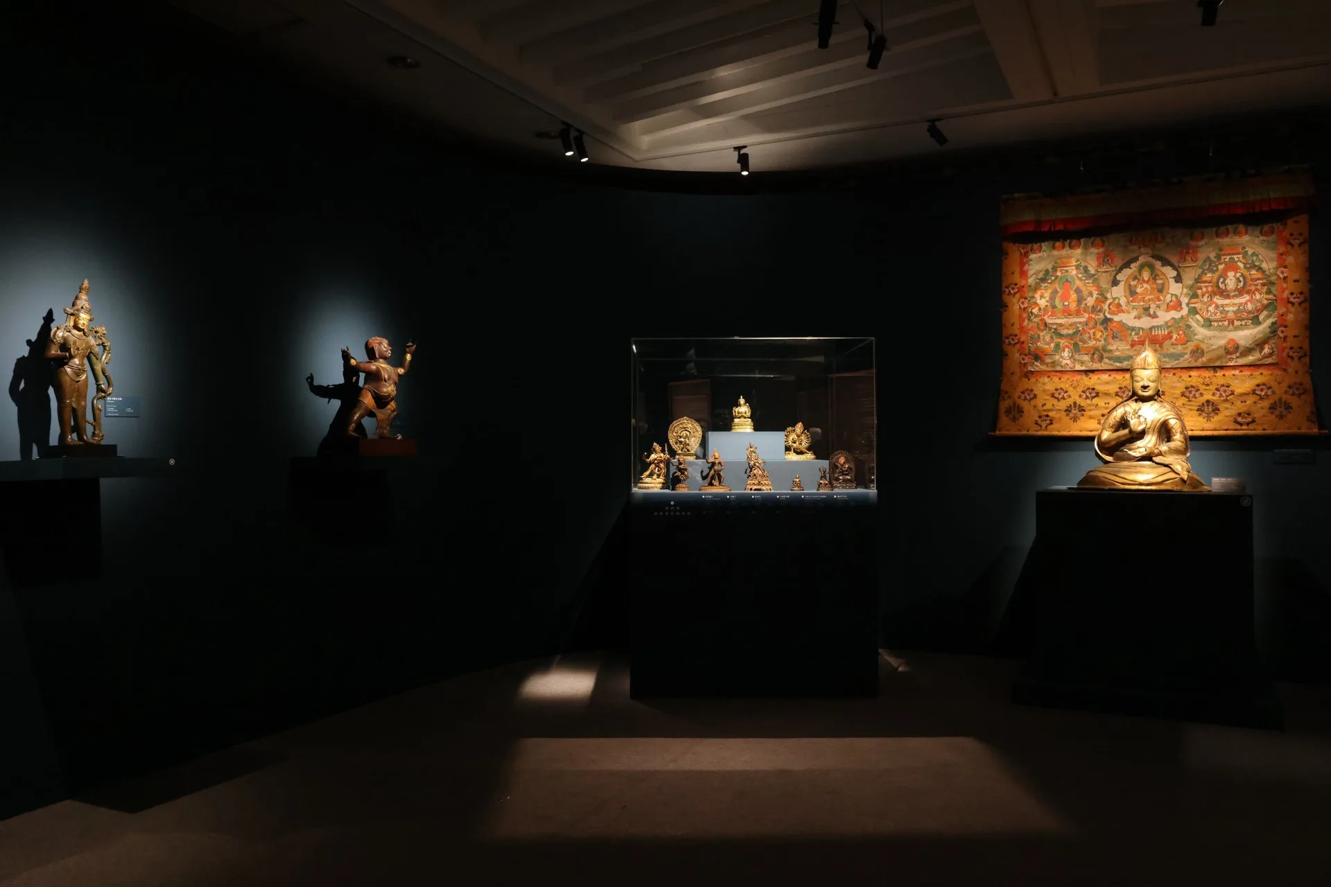 《傳承之美–永恆的蒙藏宗教與藝術》特展將自6月21日起展出至2026年1月11日，以「漢傳佛雕藝術之美」、「藏傳佛教的傳承法脈」、「曼荼羅」及「蒙藏工藝」4大單元呈現。