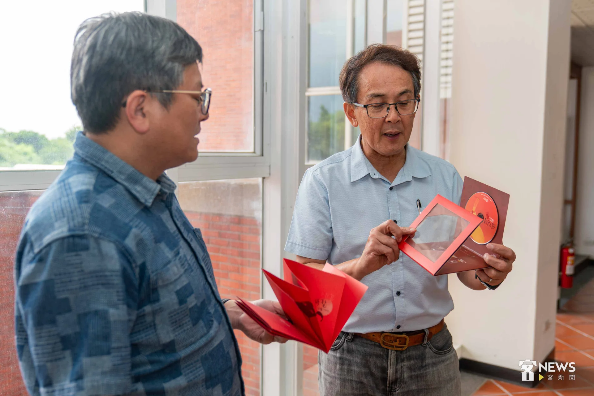 吳文德與黃培育討論著《亻厓个房間》專輯的裝幀設計。李台源攝