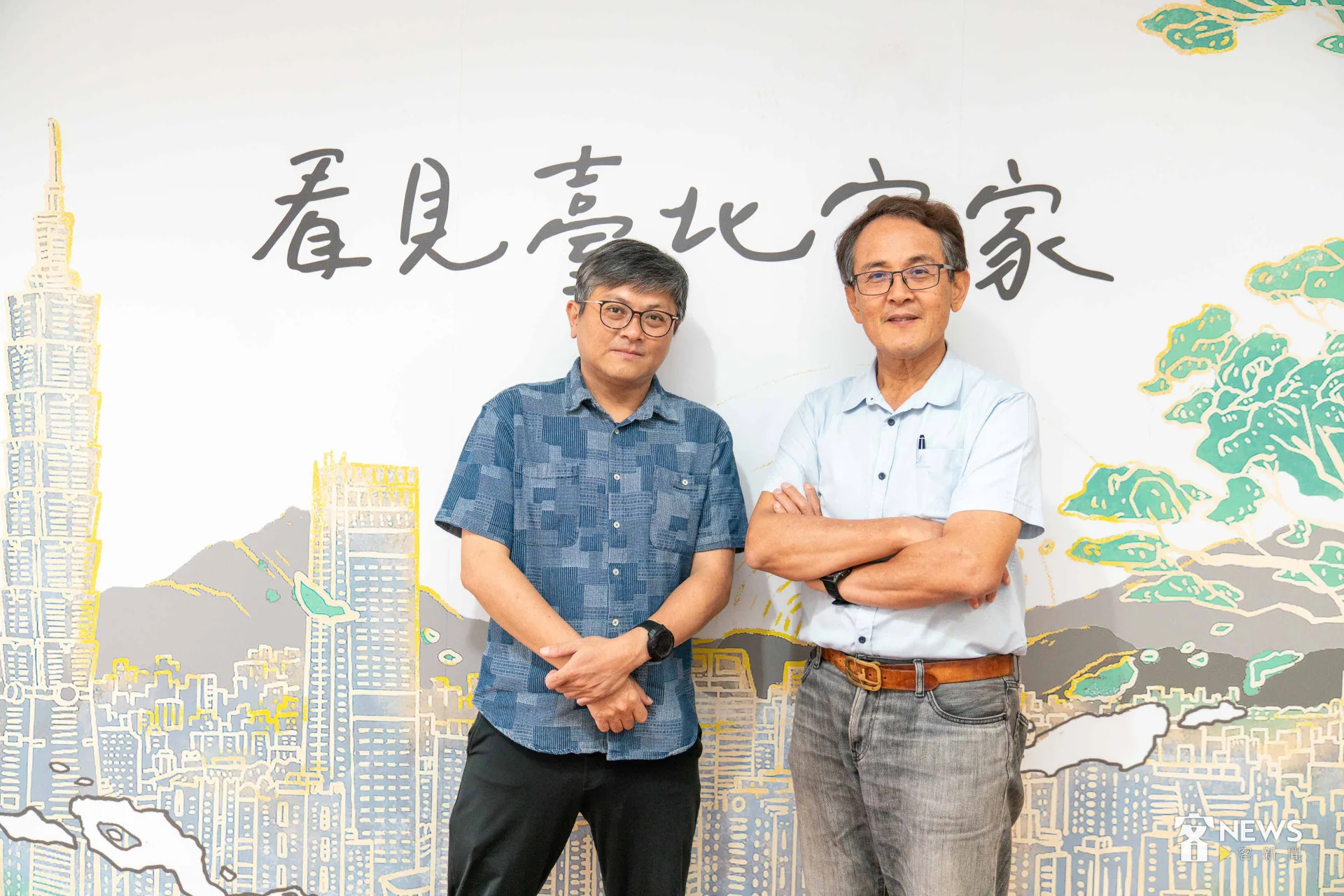 《亻厓个房間》專輯製作人黃培育（左）與北市客委會主委吳文德（右）。李台源攝