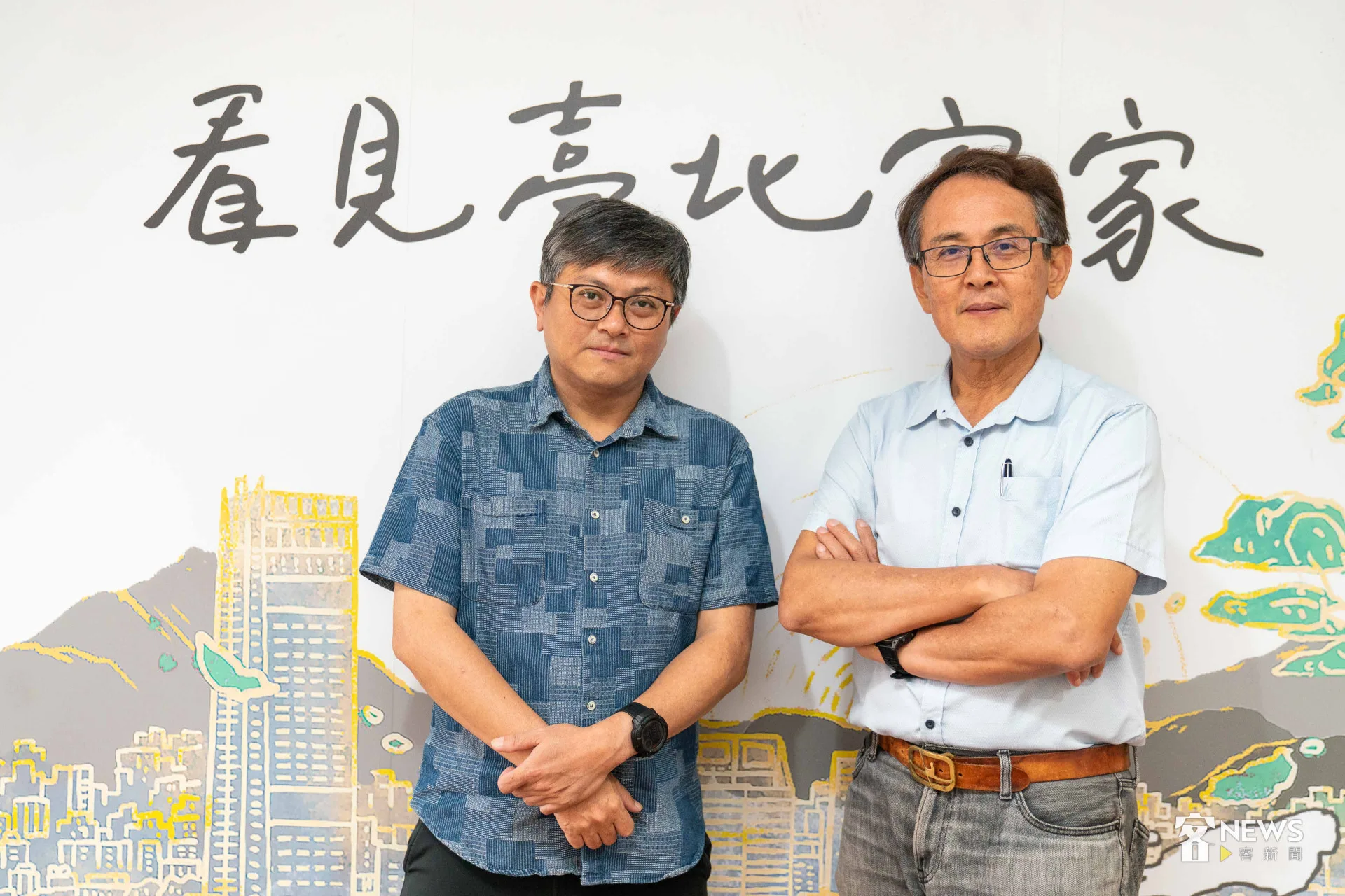 《亻厓个房間》專輯製作人黃培育（左）與北市客委會主委吳文德（右）。李台源攝