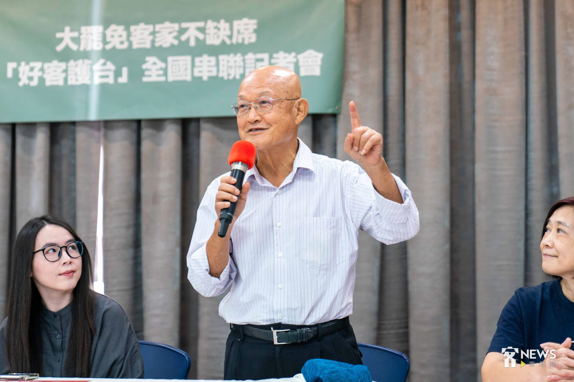 作家李旺台特別北上支持大免行動，他說，要把把擔憂、憤怒的心情化成一張同意票，改變立法院生態。李台源攝