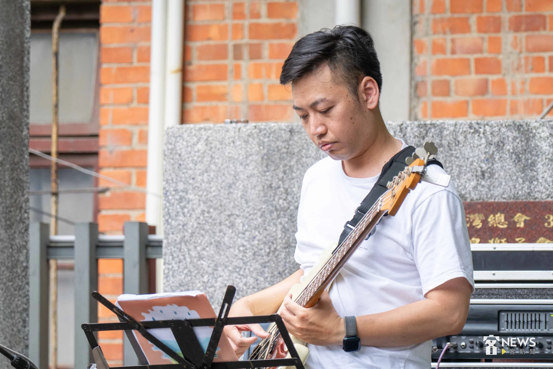 山狗大後生樂團BASS手許巽舜認為，音樂的類型與內容遠比語言來得重要。李台源攝