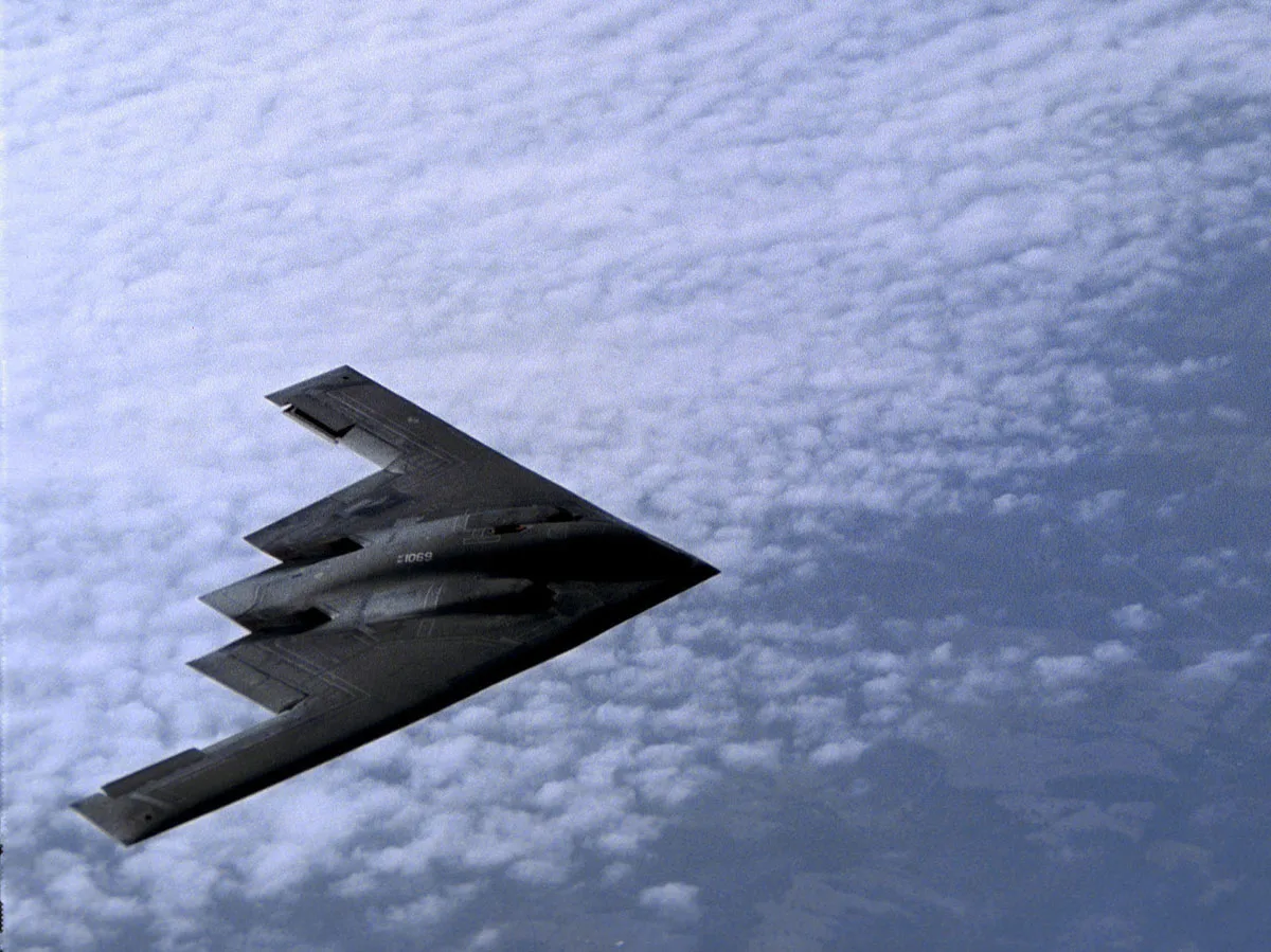 B-2 幽靈式轟炸機是一種多功能轟炸機，能夠投送常規彈藥和核彈藥。 (U.S. Air Force photo by Gary Ell)