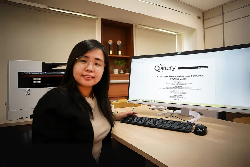 中央大學資訊管理學系助理教授黃子菱參與國際合作計畫，透過研究探討線上遊戲社群，發現社會臨場感、社群學習、指引支持等3項因素對提升玩家的社會規範認知有顯著影響。中大提供