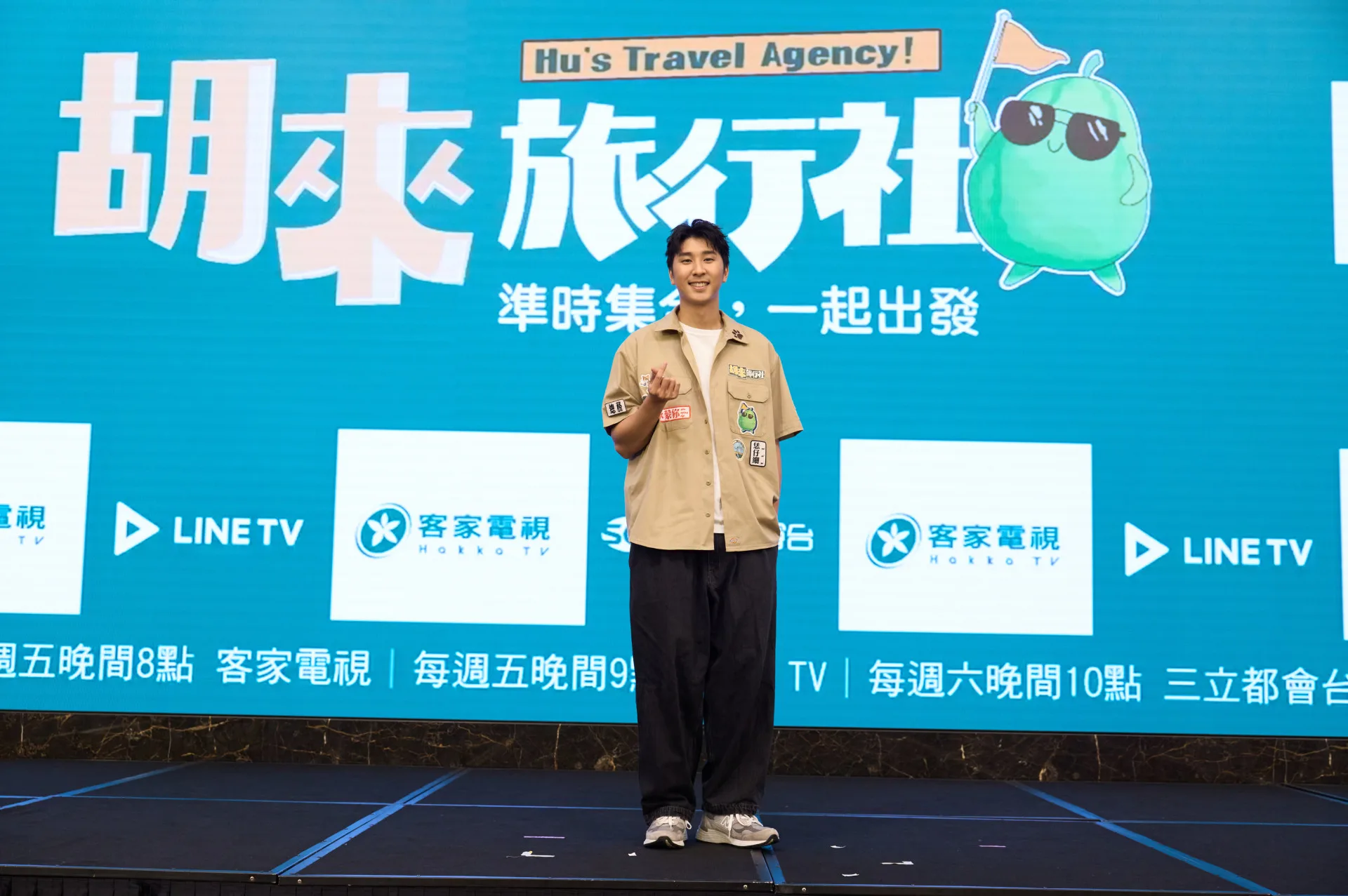 胡釋安是旅行社總務，包辦所有大小苦力活，常常累到虛脫。客家電視提供