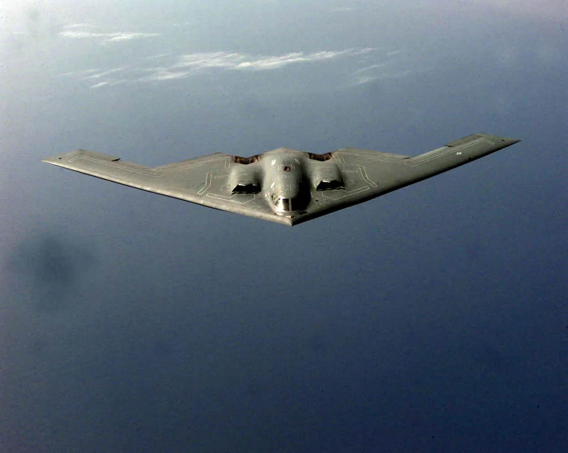 B-2 幽靈式轟炸機在歐洲戰區執行支援北約「盟軍行動」的任務期間，正準備從 KC-135 加油機接收燃料。. (U.S. Air Force photo by SSgt Ken Bergmann) ( Released )