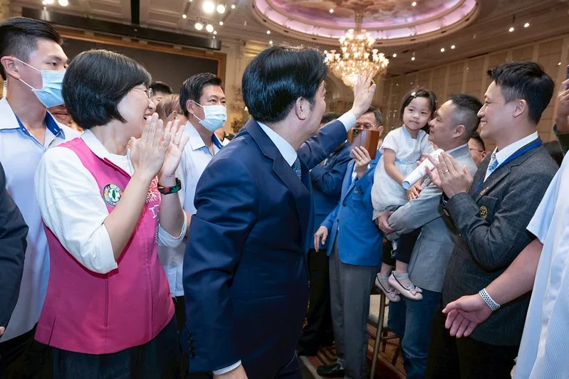 賴清德和與會者鼓掌。總統府提供
