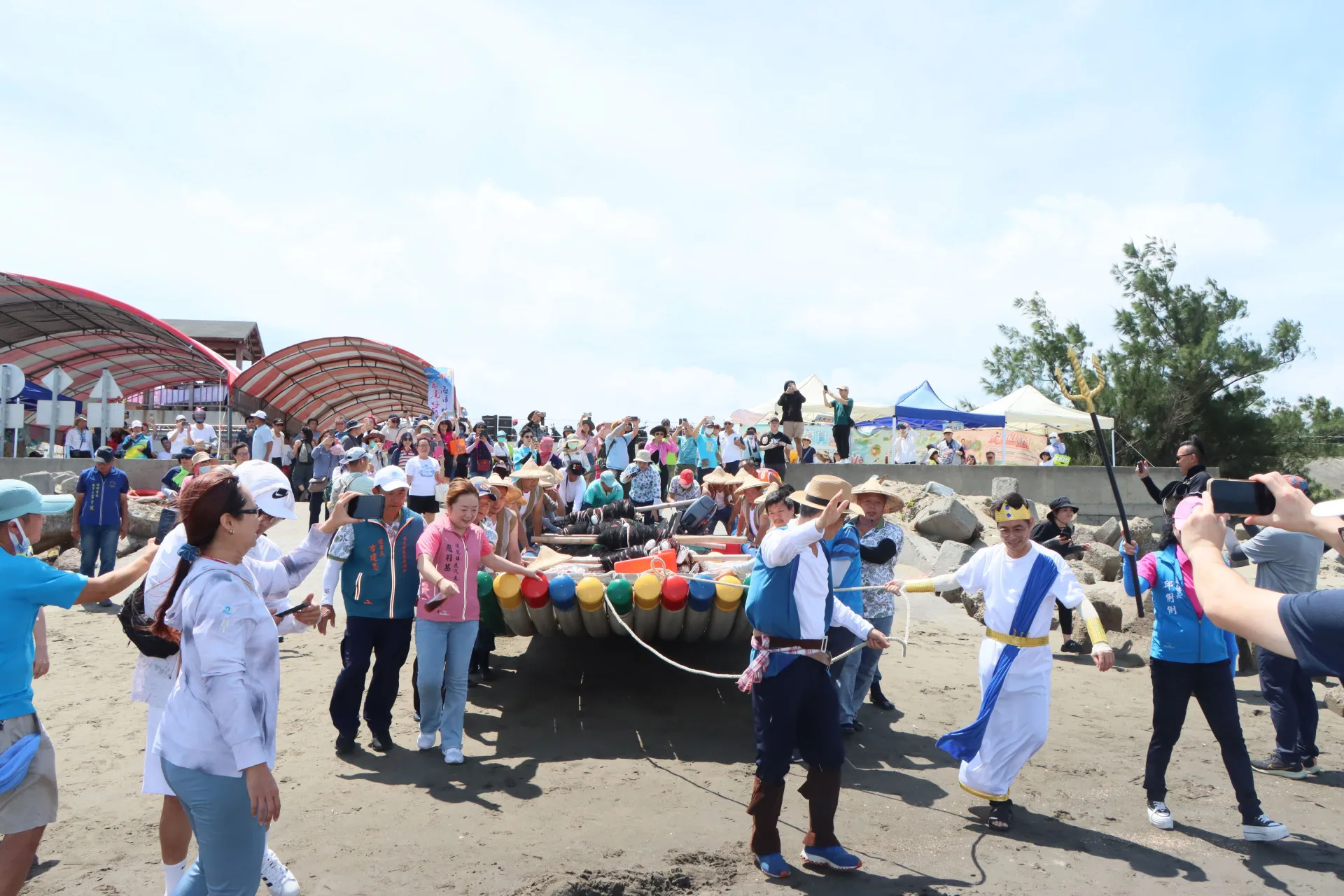 「新船入海」祈福儀式，村民們身著傳統服飾下海牽網，重現先民對海洋的敬畏。苗栗縣政府提供