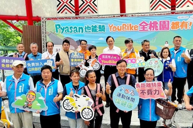 桃園市政府23日在復興區啟用公共自行車YouBike服務，桃園市長張善政（後排右5）表示，盼透過最後一塊拼圖的完善，讓遊客交通更方便。