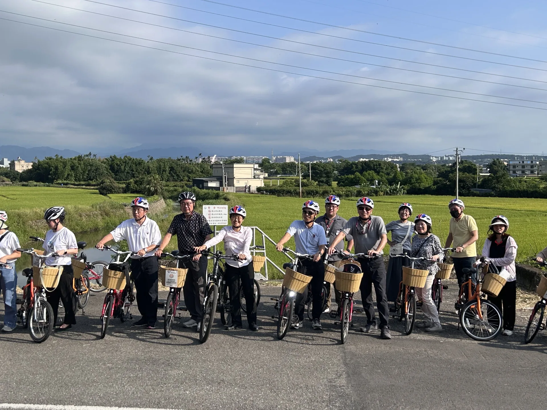 「東海窟輕鬆騎」，騎自行車穿梭稻田，認識客家文化和水圳歷史。