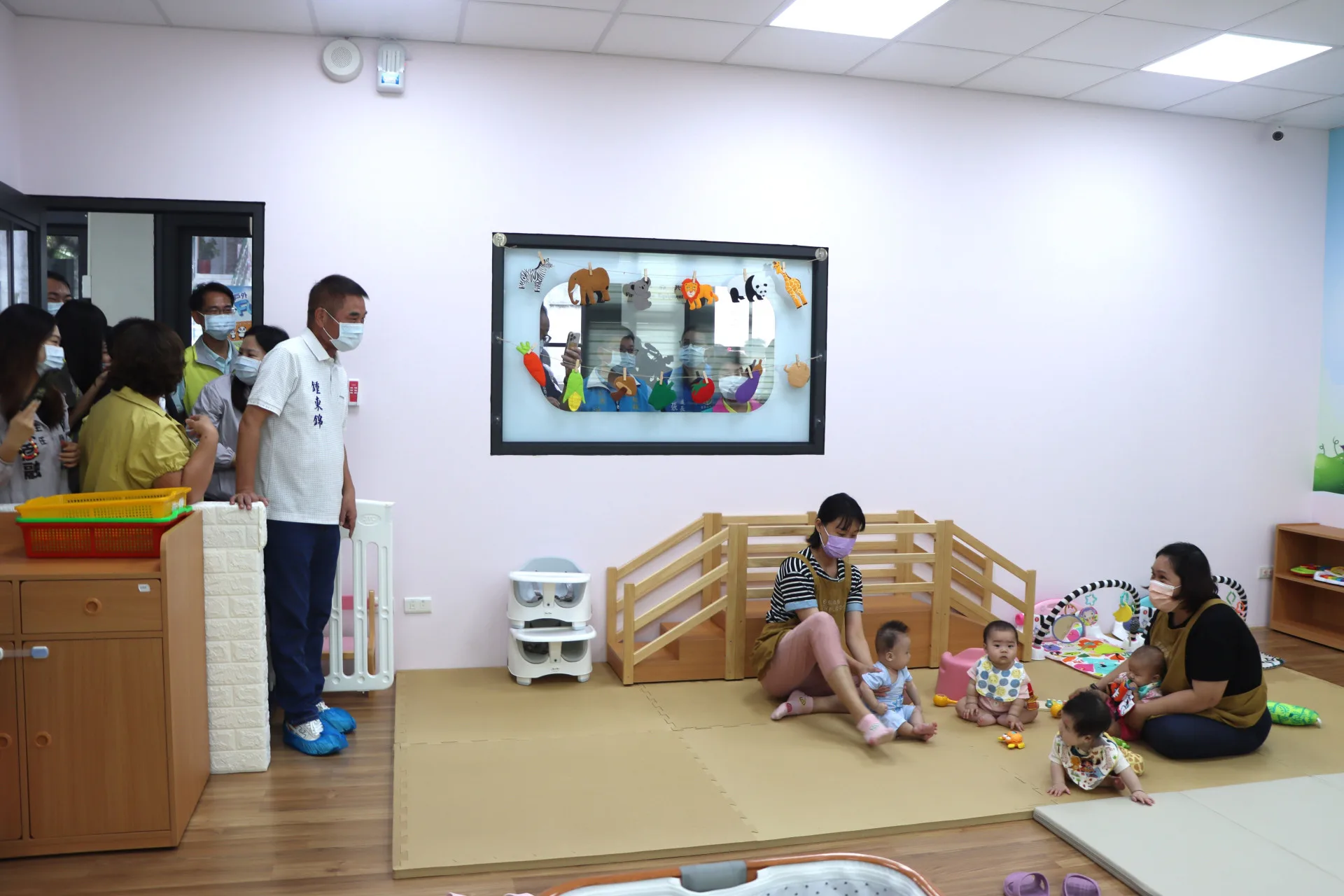 苗栗苑裡中山托嬰中心為例，除可收托30多名幼兒，還可接受臨托。