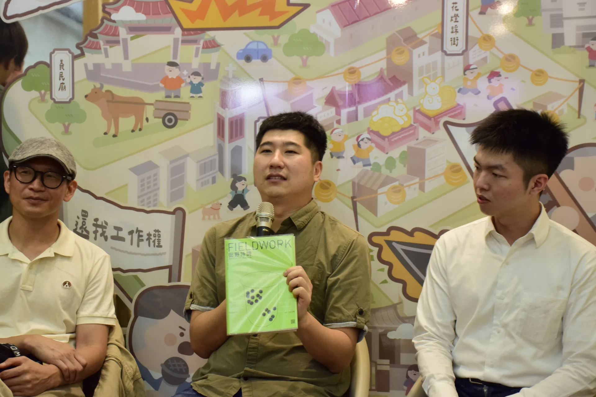 客委會副主委邱星崴於開幕活動中，主持「青年願景對談」。在地青年提供