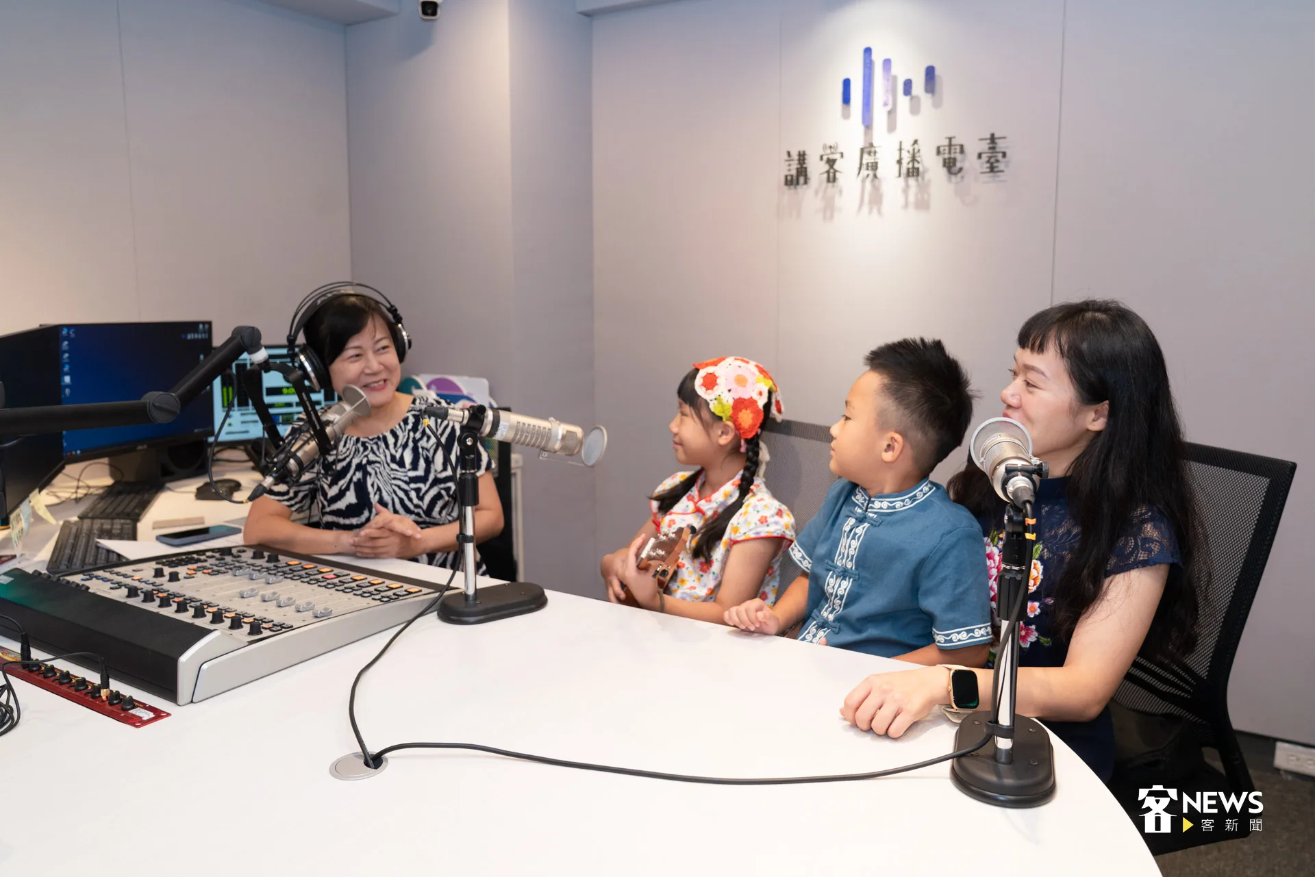 李韻慈（右一）帶著兩位寶貝鄒采芙（左二）、鄒程安（右二）上主持人宋菁玲（左一）的廣播節目。宋佩遙攝