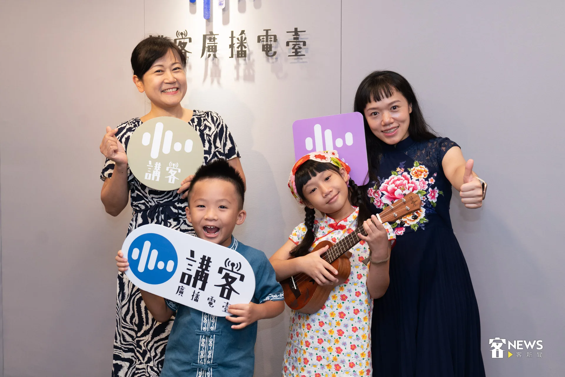 李韻慈（右一）帶著兩位寶貝鄒采芙（右二）、鄒程安（左二）上主持人宋菁玲（左一）的廣播節目。宋佩遙攝