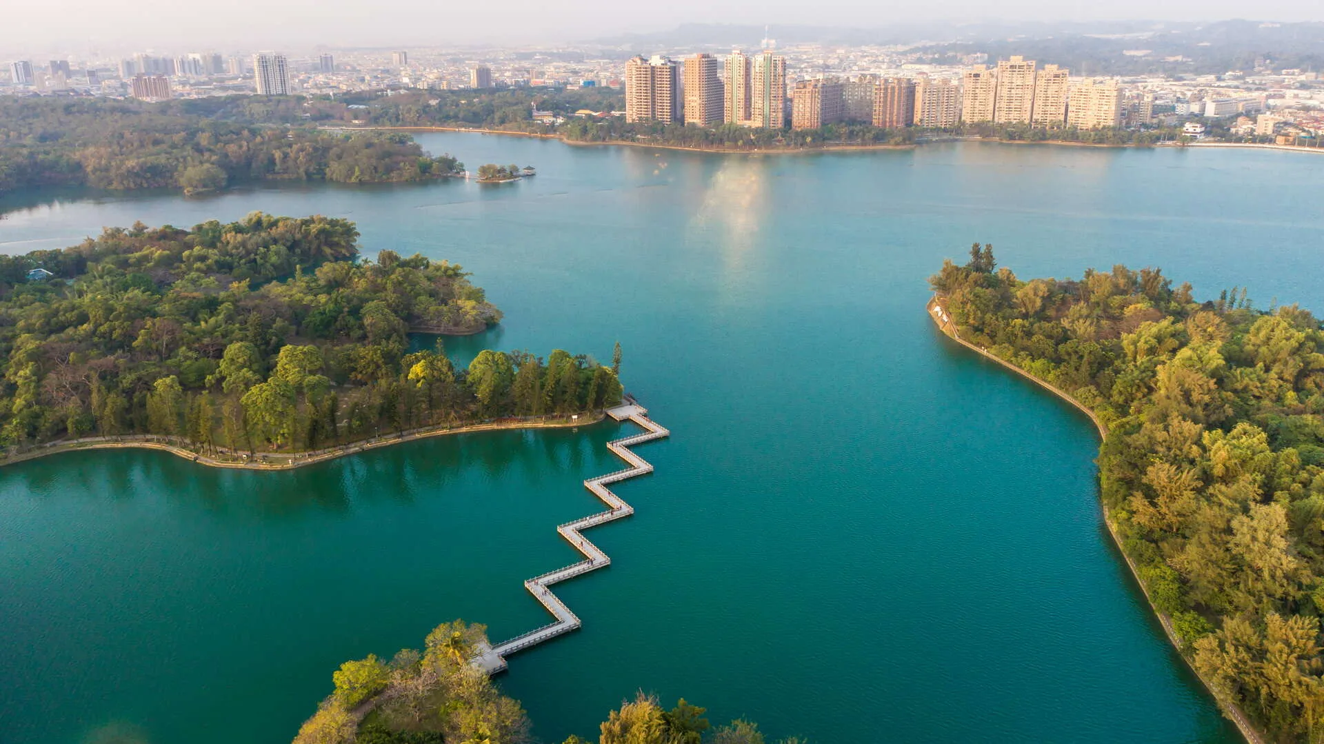 澄清湖是高雄市的第一大湖，以三橋、六勝、八景為著名景點，園區設有7公里的環湖步道。翻攝高雄旅遊網