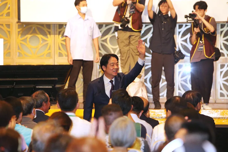 總統賴清德（後左）「團結國家十講」，24日晚間在桃園發表第2講。中央社