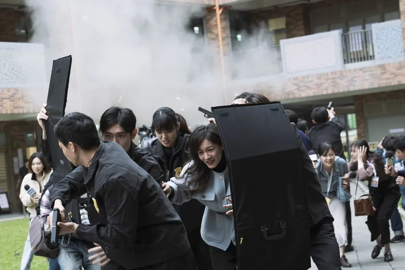 台劇《零日攻擊》描述台海戰爭危機,演員謝怡芬Janet(中)飾演總統,驚慌遭遇恐怖攻擊,劇情中大樓爆破巨響,引發現場一片驚恐。牽猴子公司提供
