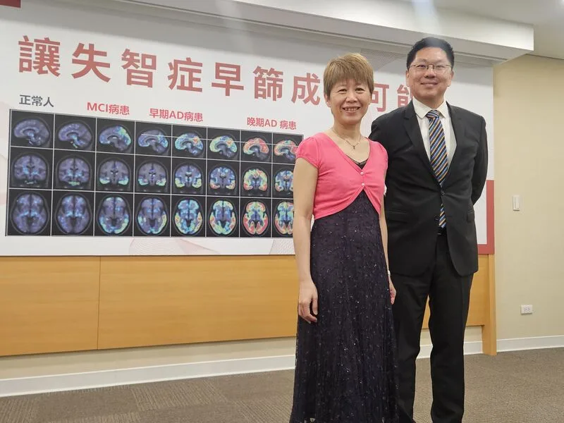 高雄長庚醫院神經內科部副主任張瓊之（左）表示，Tau蛋白出現與阿茲海默症症狀有必然關係，盼未來透過篩檢，讓失智症進展可預測。中央社