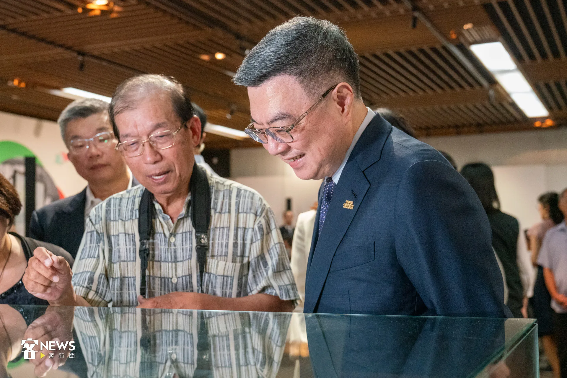 詹冰長子詹前衛（左）講解詹冰的手稿，行政院院長卓榮泰（右）仔細聆聽。洪藝晅攝