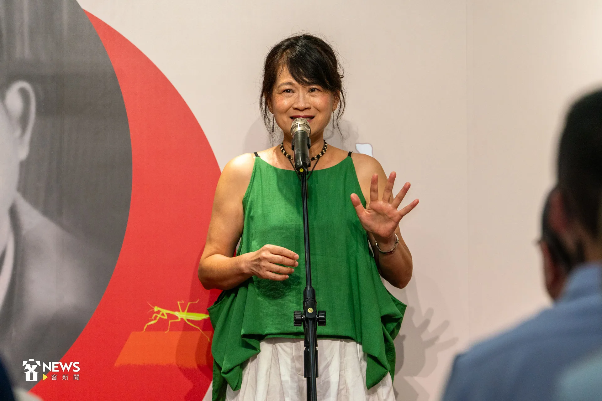 詩人暨歌手羅思容上台演唱詩人詹冰的作品〈五月〉、〈綠血球〉。洪藝晅攝