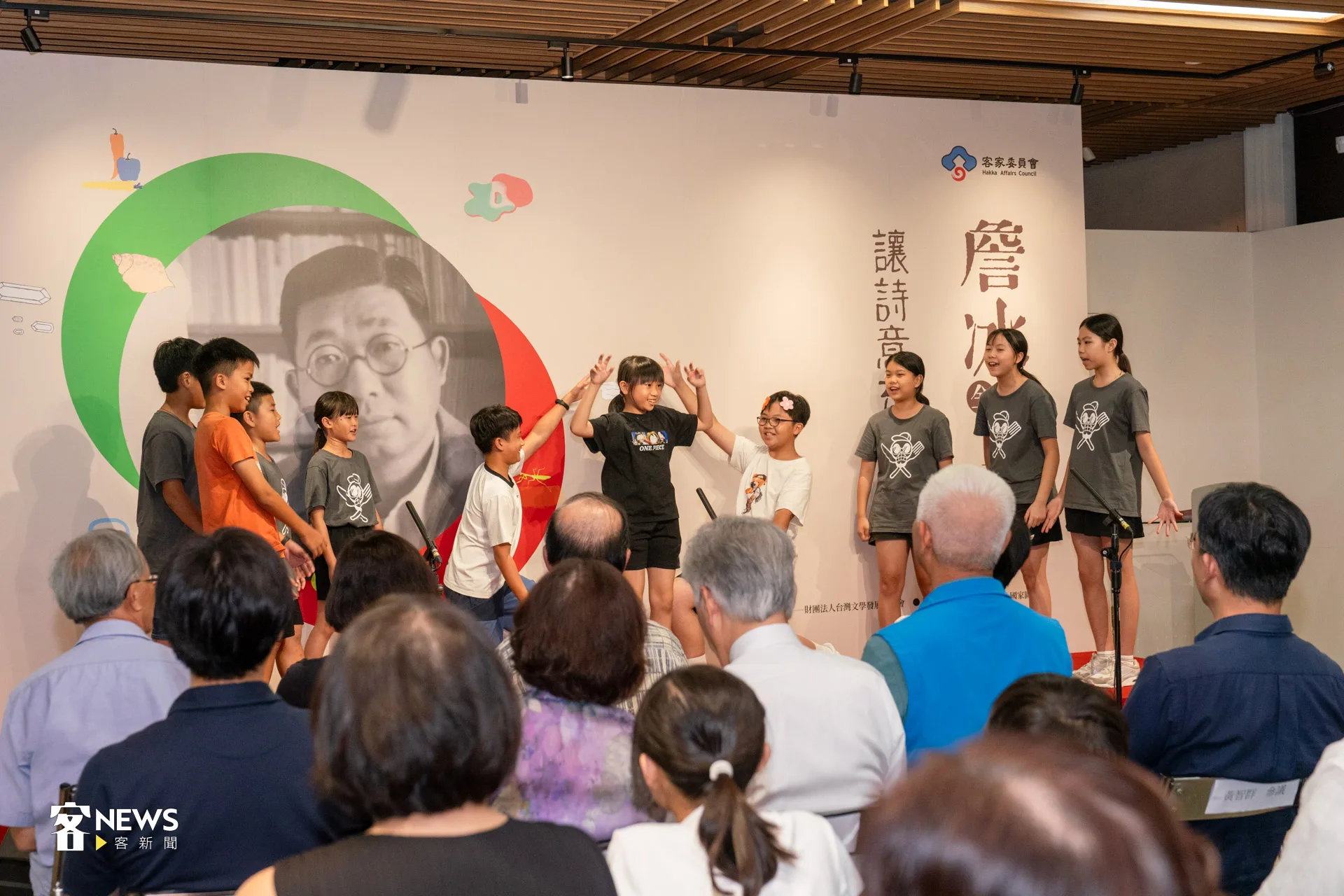 卓蘭國小的小朋友上台演繹詩人詹冰的兒童詩，逗樂全場。洪藝晅攝