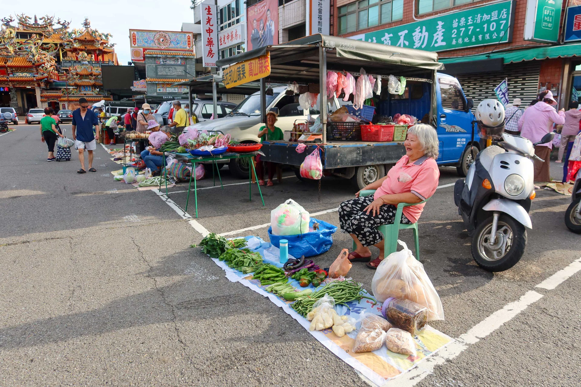 苗栗市玉清宮廟埕的清晨市集。何來美攝