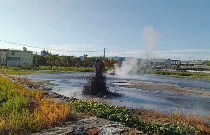 屏東縣萬丹泥火山26日清晨5時10分噴發，高度約2公尺，滾滾泥漿伴隨濃煙，場面壯觀。皇源聖殿提供