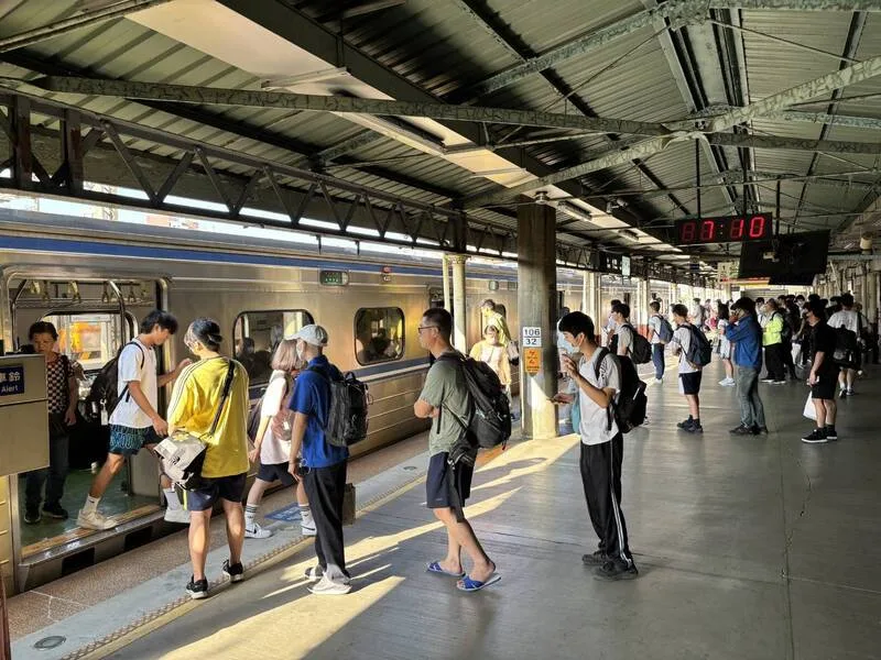 台鐵26日進行年度改點，共調整386列次，台鐵表示，改點首日各地區首發列車皆準點行駛，全線乘車秩序良好。台鐵提供