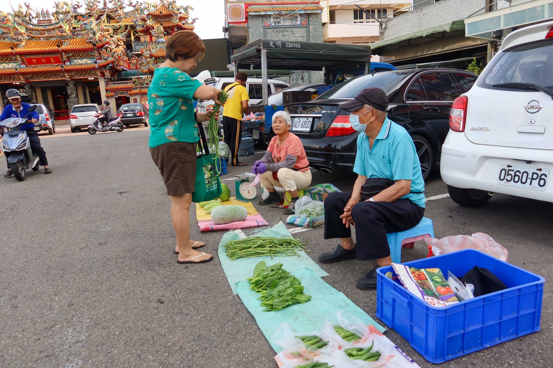 黃月秋攤位旁這位老先生已90高齡，常從公館騎車來賣菜，老當益壯，他客氣不想透露身份。何來美攝
