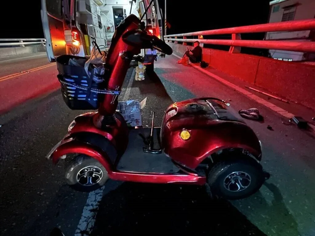 台東市日前發生機車追撞電動代步車(圖)事故,造成1人死亡,台東縣警察局表示,電動代步車屬個人行動輔具,依路權雖視為行人,但因使用電力為動力,如酒駕仍恐觸犯公共危險罪。台東縣警察局提供