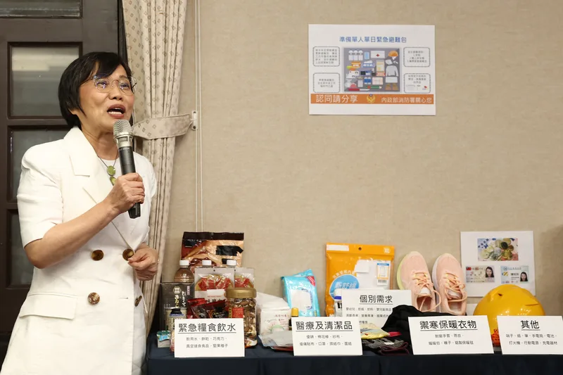 內政部長劉世芳（圖）親自解說防災避難包內容物建議項目等。中央社