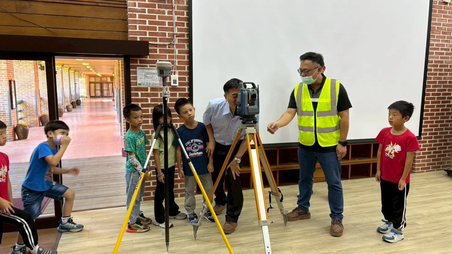 中科國小校長與學童一起體驗測量儀器操作。台中市政府地政局提供