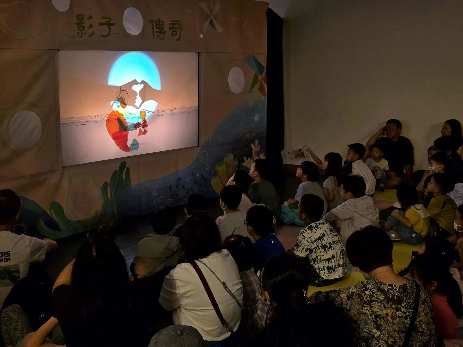 上週六（28日）、日（29日）演出的客家親子皮影劇《回憶泡影》，在客家公園音樂戲劇中心演出。台北市客家文化基金會提供