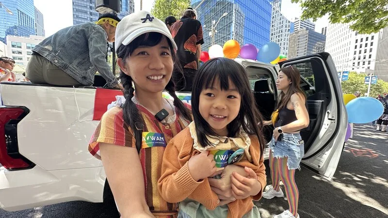 台灣母親亦白（左）帶著女兒（右）參加舊金山同志大遊行，希望讓孩子從小了解這個世界正在發生的事情，未來能夠為自己爭取權益。中央社