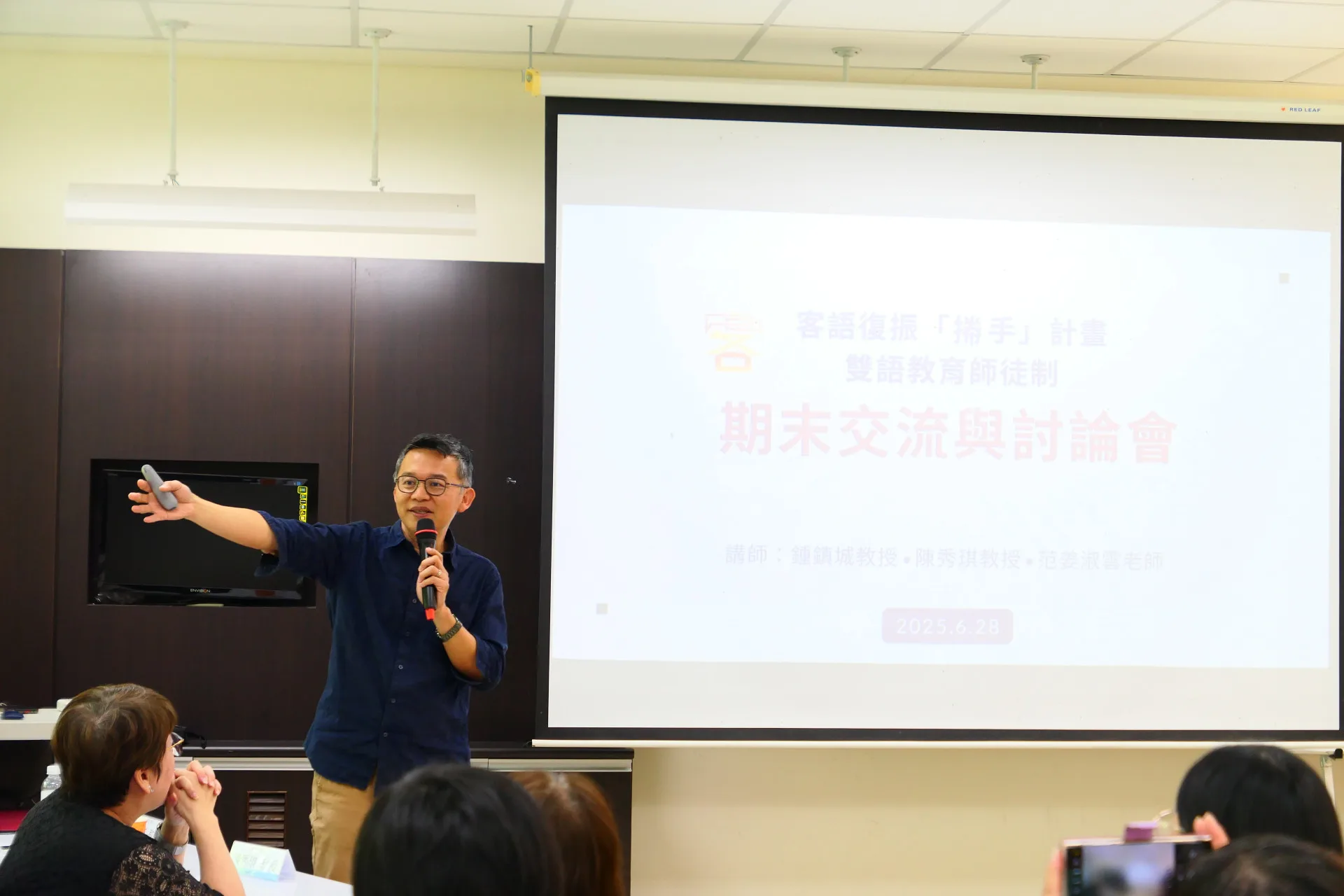 客語復振「𢯭手」計畫：雙語教育師徒制客語復振計畫主持人高師大教授鍾鎮城。