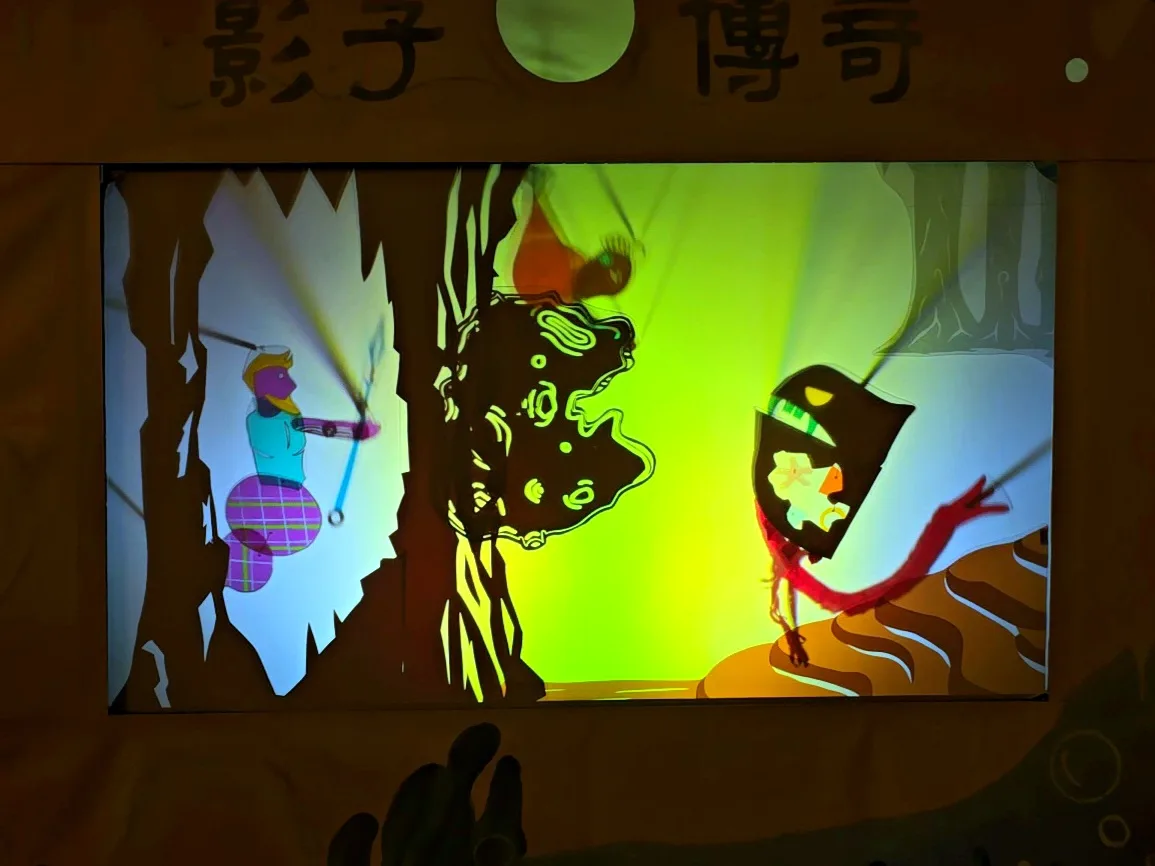 日前舉辦的客家親子皮影劇《回憶泡影》，劇情編排穿插華語與客語，搭配上溫馨情節，不會因為聽不懂客語，而影響欣賞的樂趣。台北市客家文化基金會提供