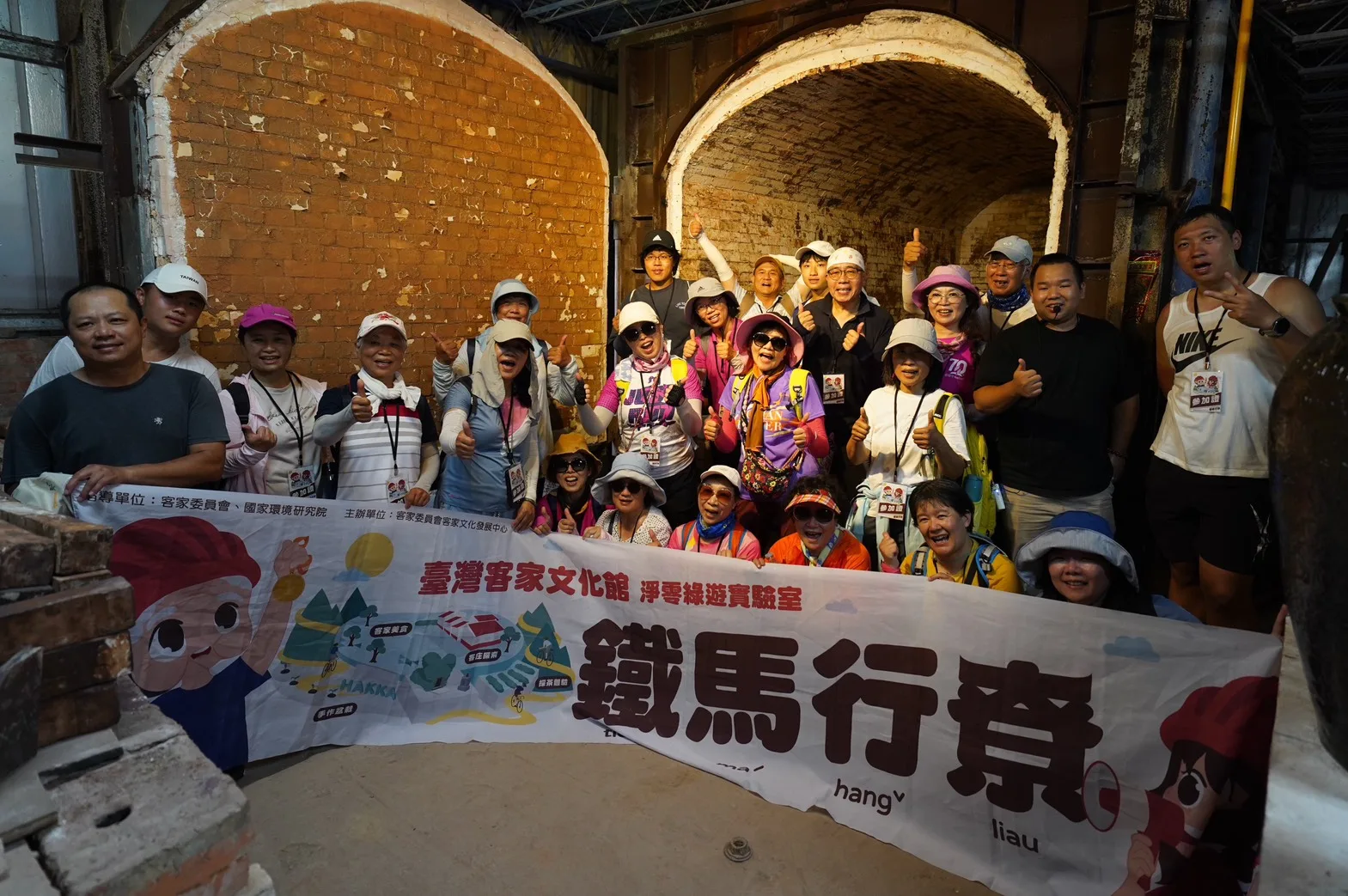 「鐵馬行尞」活動帶領參與者走訪銅鑼窯，實地認識客庄傳統產業與文化工藝。客家委員會客家文化發展中心提供