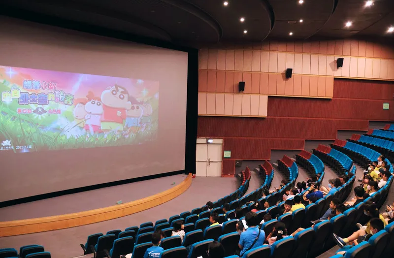 科博館立體劇場轉型為「必可飛劇場」，首部上映的日本人氣動畫《蠟筆小新：來自外太空的訪客》，由大眾熟悉的春日部防衛隊帶領觀眾探索外太空。科博館提供