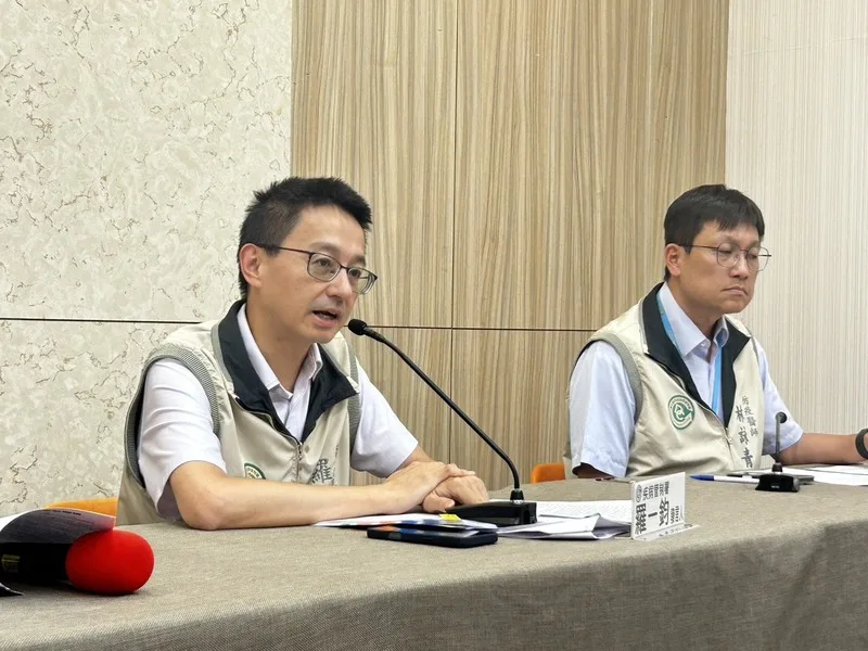 疾管署1日表示，國內6月共新增17例百日咳，包含1起家庭延伸校園群聚及3起家庭群聚。疾管署發言人羅一鈞（左）指出，這起校園群聚共5名學生感染，為12年來最大規模。中央社