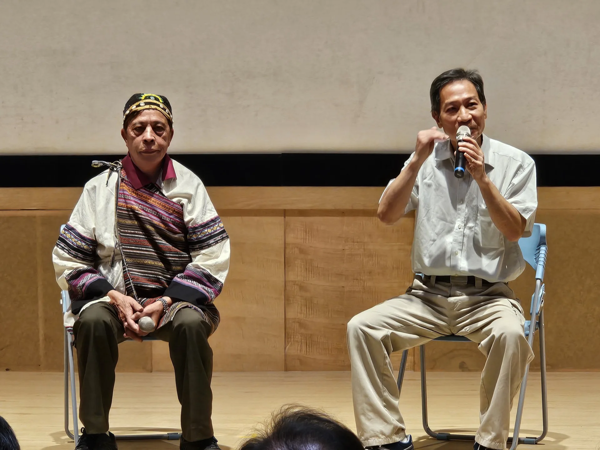 導演陳進發和鍾安良耆老在首映會現場，分享拍攝的心路歷程。雪霸國家公園管理處提供