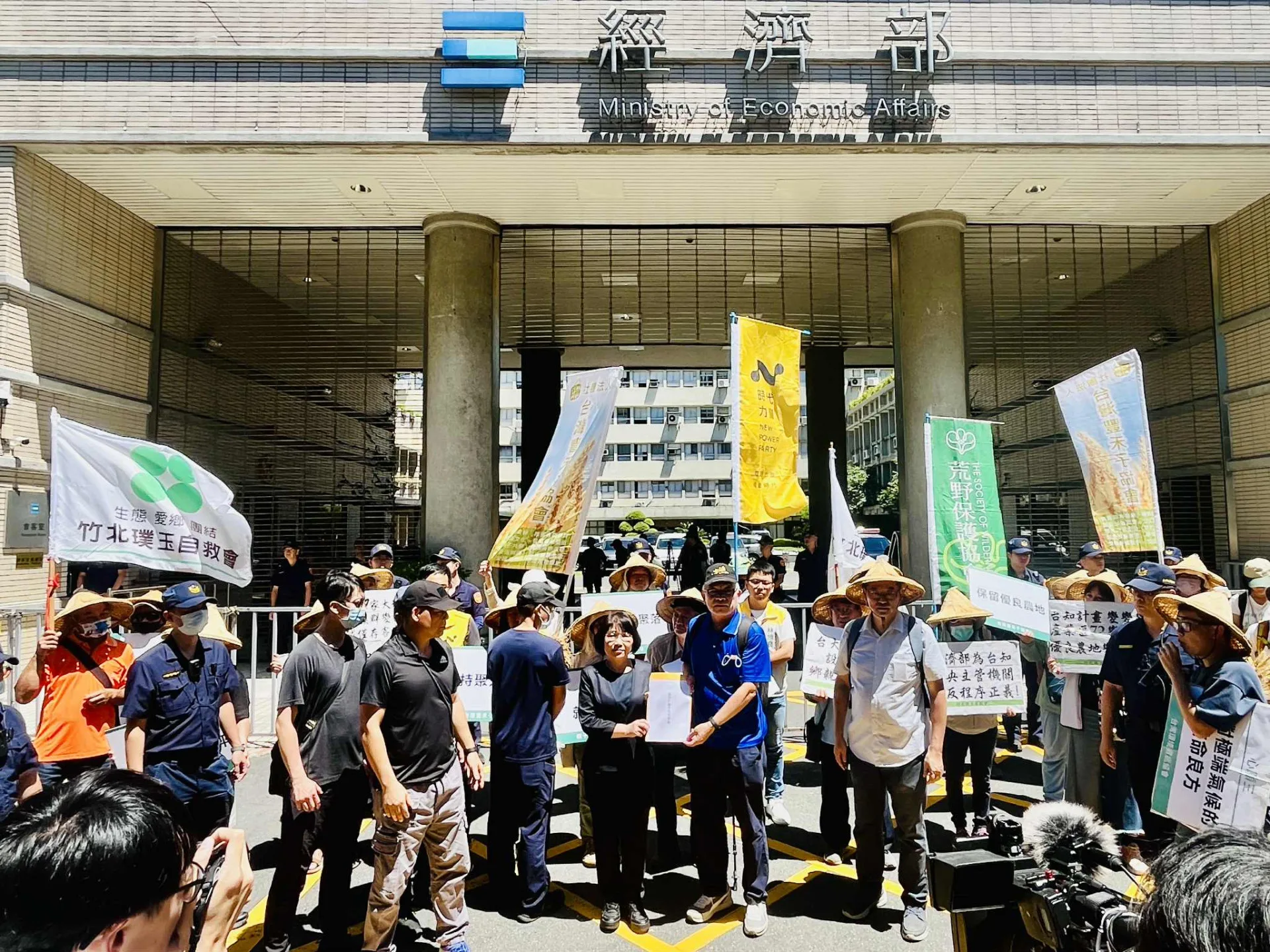 新竹多個公民團體30日赴經濟部抗議。