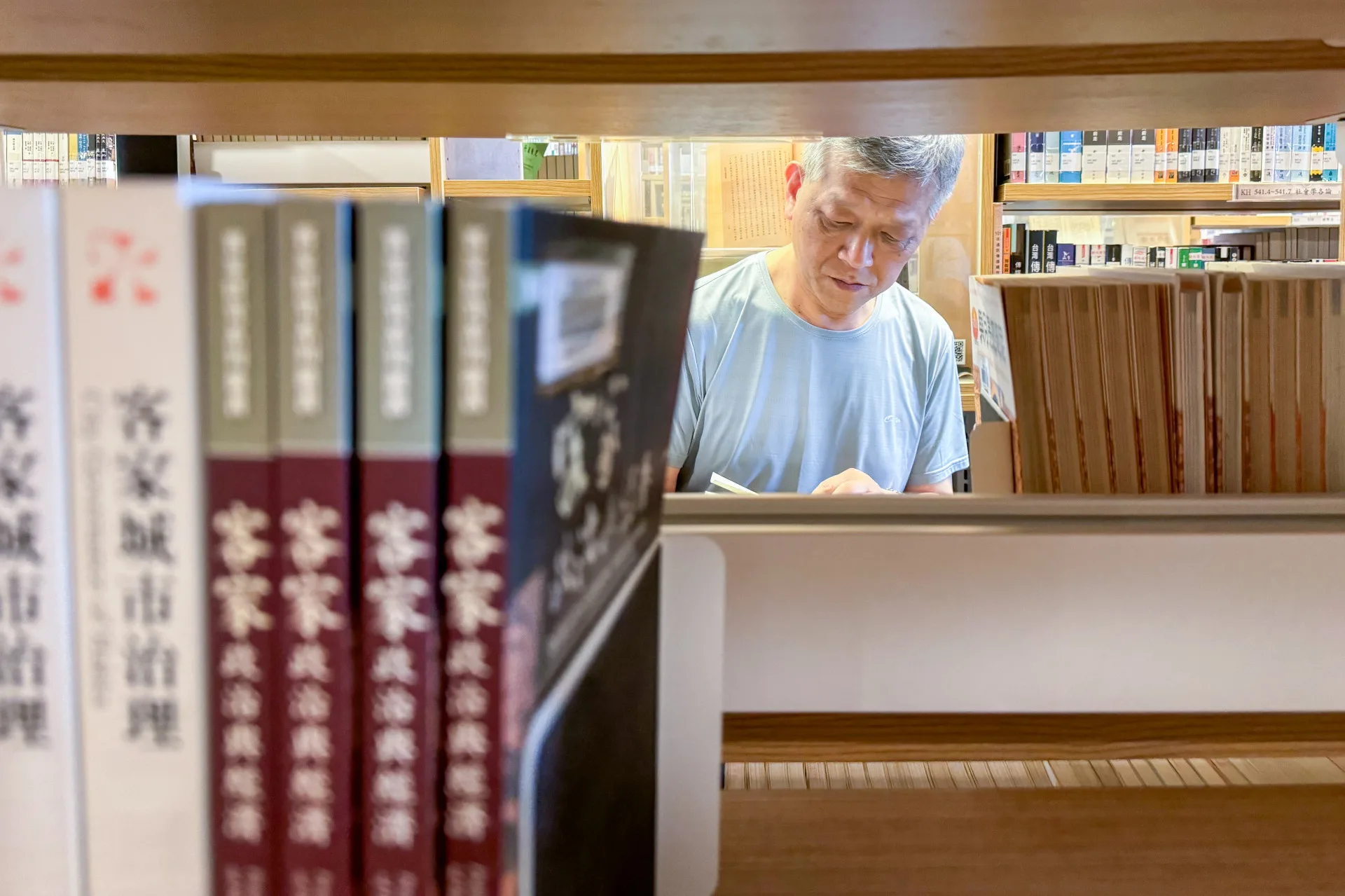 高雄總圖有一櫃客家相關書籍可供研讀。楊國鑫提供
