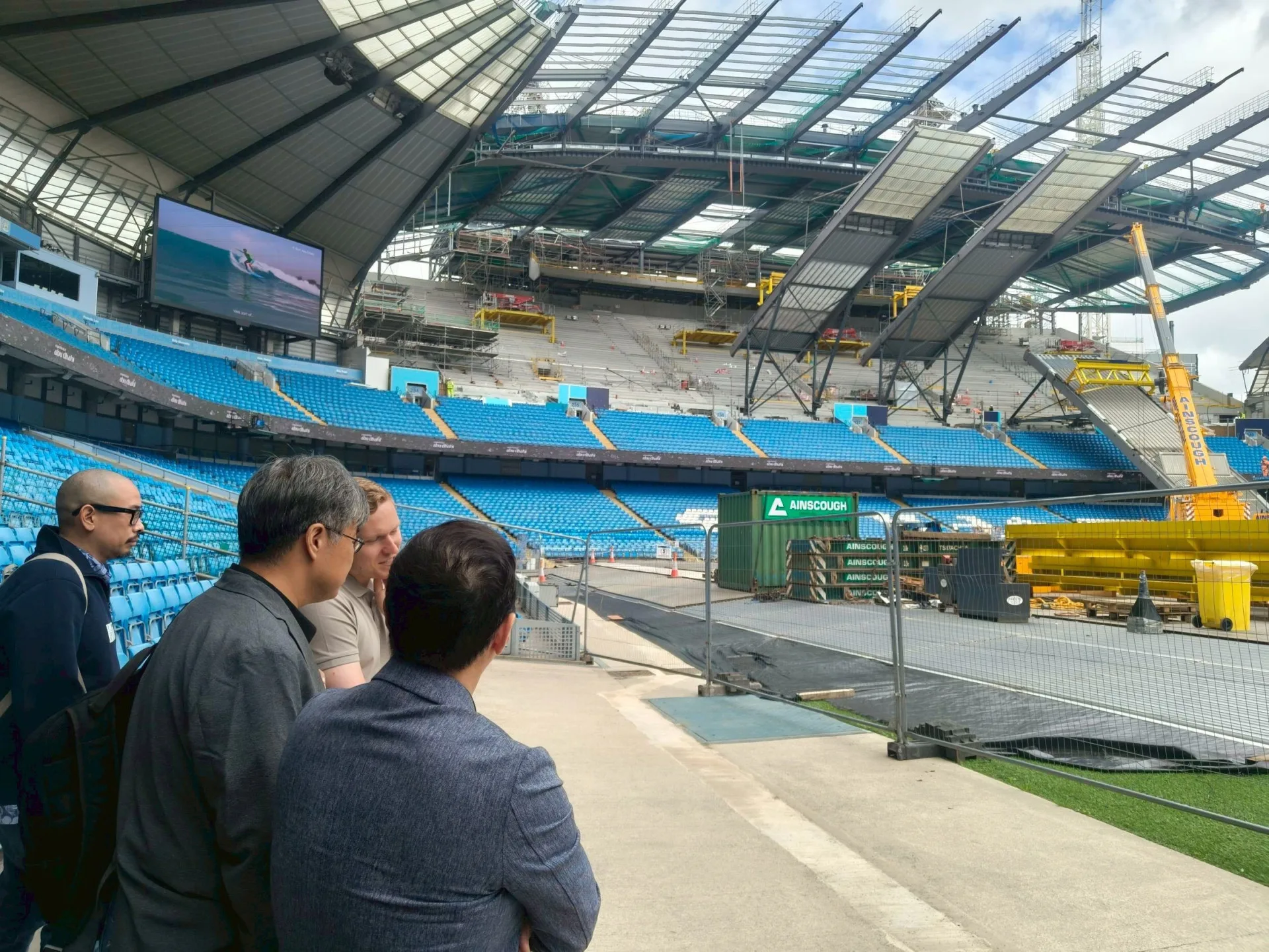 高雄市政府團隊實地參訪英國在地指標性場館、伊蒂哈德球場（Etihad Stadium）施工現場。高雄市政府提供