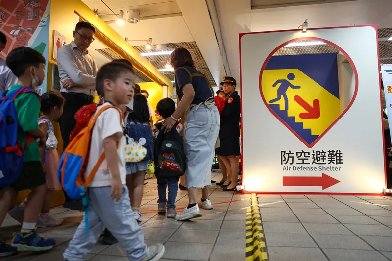 警政署特別規劃「守護之盾－防空避難體驗特展」，2日起在台北捷運西門站正式登場，現場設有防空避難標示的打卡牆，宣導民防意識。中央社