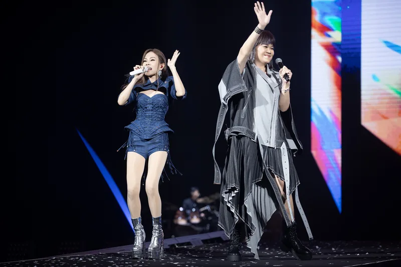 歌手彭佳慧（左）日前在台北小巨蛋舉辦「一路這樣愛過來」演唱會，與客語唱將吉那（楊淑喻）（右）對飆快節奏的新歌「捉迷藏」。索尼音樂提供