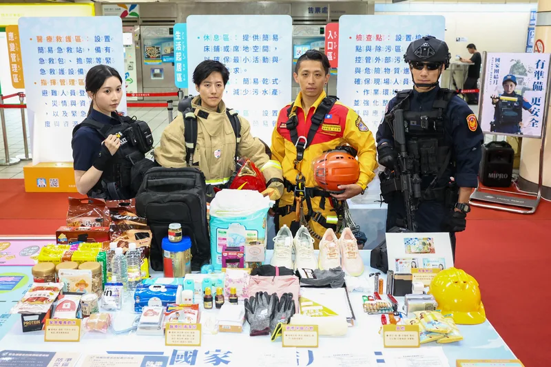 警政署特別規劃「守護之盾－防空避難體驗特展」，2日起在台北捷運西門站展開，現場陳列防災避難物資，也有警消人員在場進行宣導工作。中央社