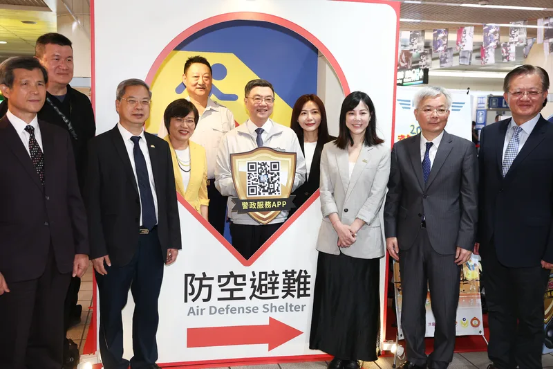 警政署規劃「守護之盾－防空避難體驗特展」，2日在台北捷運西門站舉行開幕儀式，行政院長卓榮泰（中）、內政部長劉世芳（左4）、政務次長馬士元（左2）與行政院秘書長龔明鑫（左3）等人出席。中央社